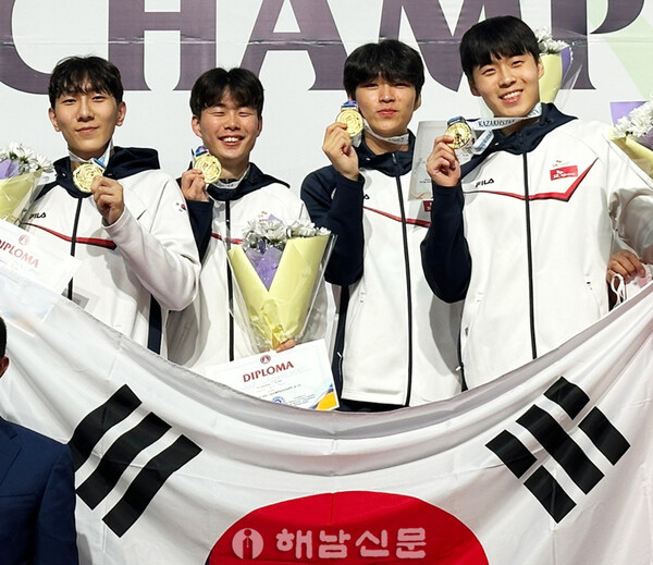 ▲▲U-23 아시아펜싱선수권대회 에페 단체전에서 금메달을 딴 황태현(왼쪽에서 두번째) 선수를 비롯한 한국 선수들. 