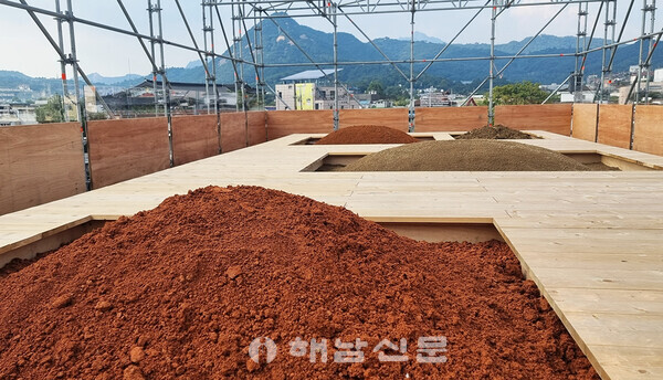 ▲붉은 황토가 서울도시건축비엔날레에서 전시되고 있다.