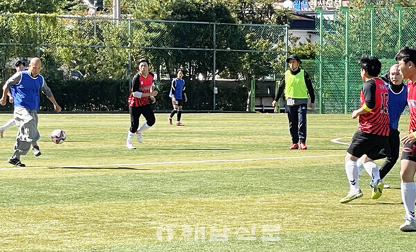 ▲스님들과 공공기관 직원들이 지난 20일 열린 친선 축구대회에서 경기를 하고 있다.