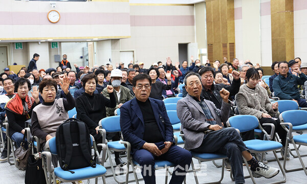 ▲합동위령제에 참석한 유족들이 김광동 진실화해위원장에 대한 사퇴를 촉구하고 있다.