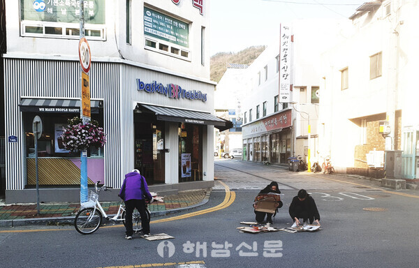 ▲김지윤(맨 오른쪽), 박진양 양이 할아버지를 도와 도로에 떨어진 폐지를 줍고 있다.  사진 =박기현 독자 제공