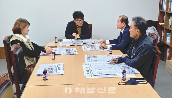▲해남신문 제16기 독자위원회 회의가 지난 20일 본사 회의실에서 열렸다.