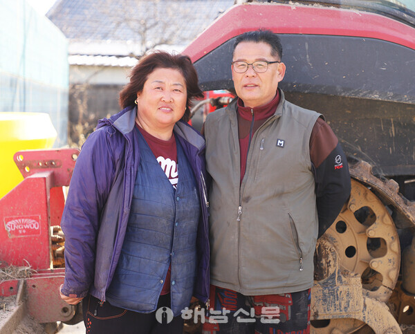 ▲농협중앙회의 '이달의 새농민상'으로 선정된 권길환·김수진 씨 부부.