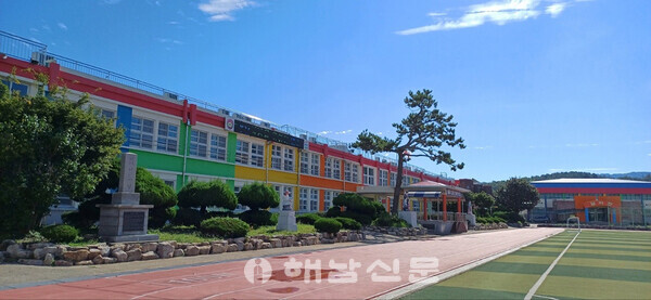 ▲개교 100주년을 맞은 송지초등학교 교정.