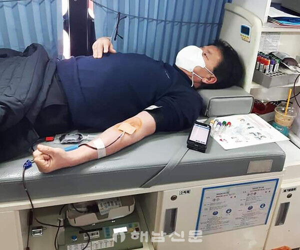 ▲44회 헌혈기록을 갖고 있는 박병욱 마산면장이 헌혈하고 있다.