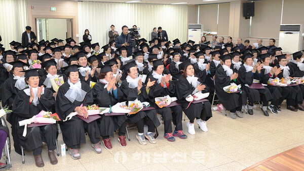 ▲제3회 꿈보배학교 문해교육 졸업식이 지난 26일 평생학습관에서 열렸다.