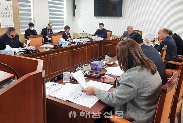 ▲해남군의회 의원간담회가 지난 26일 의회 운영위원회실에서 열렸다.