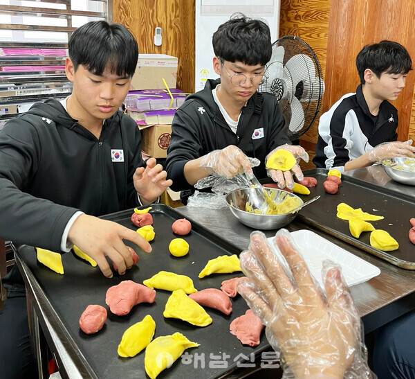 ▲육상 국가대표 후보 선수들이 지난 7일 더라이스에서 고구마빵 만들기 체험을 하고 있다.