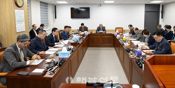 ▲해남군의회 의원간담회가 지난 19일 의회 운영위원회실에서 열렸다.