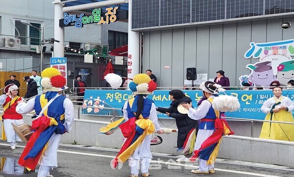 ▲정월대보름 세시풍속놀이 행사가 지난 24일 해남매일시장에서 열렸다.