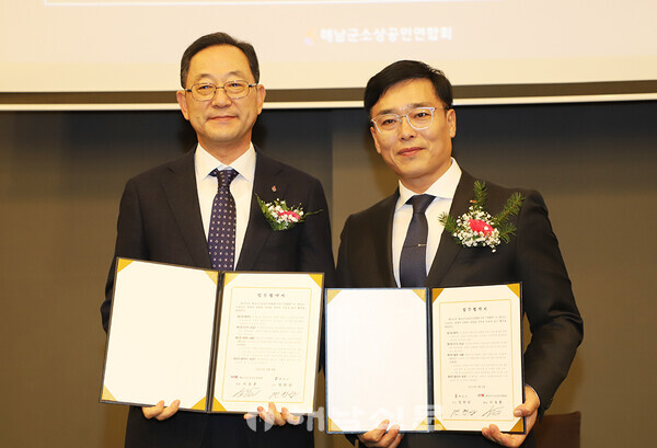 ▲명현관 군수와 서정훈(오른쪽) 회장이 업무협약을 체결했다.