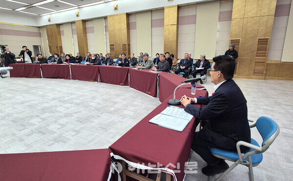 ▲박지원 후보가 참여한 정책토론회가 21일 문화예술회관에서 열렸다.