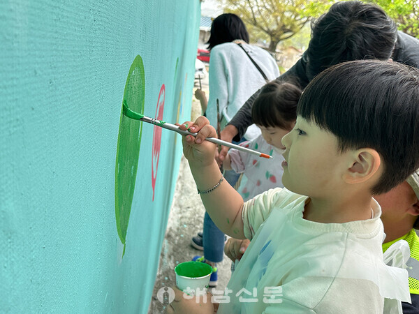 ▲서림어린이집 아이들이 벽화 그리기에 참여하고 있다.
