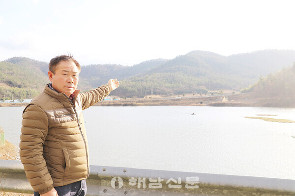 ▲모영철 이장이 해남청자 도요지를 가리키고 있다.