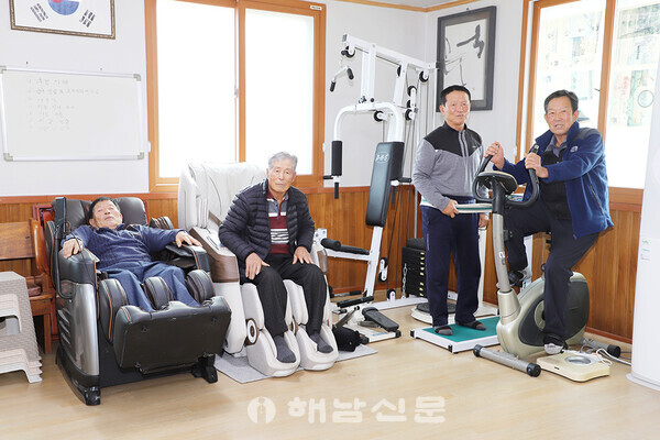 ▲김희준 씨에게 기탁 받은 안마의자와 운동기구를 주민들 이 이용하고 있다.