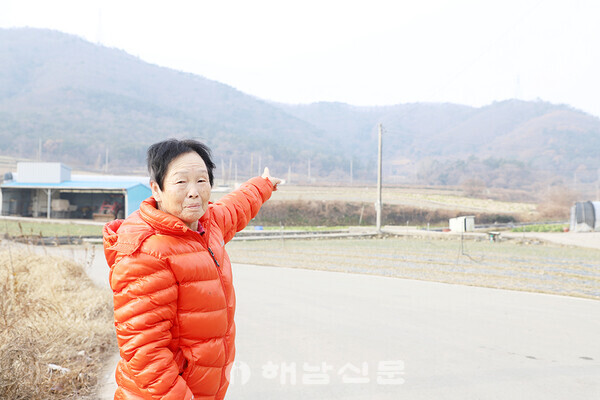 ▲ 김수임 씨가 1993년 7월 여객기 사고가 발생했던 운거산을 가리키고 있다.