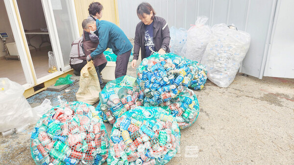 ▲산이면 새마을부녀회가 땅끝희망이에 참여하면서 재활용품을 분리배출하는 모습.