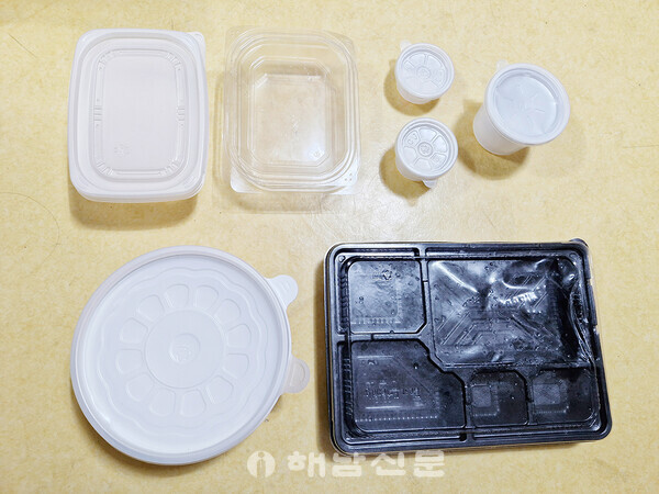 ▲해남 내 한 양식당에서 2인 세트 배달을 주문하니 많은 양의 일회용품이 나왔다.