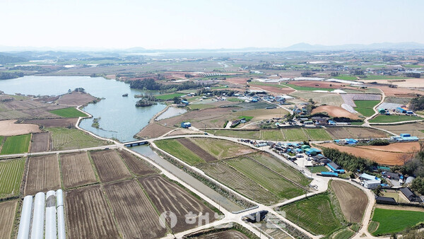 ▲드론으로 바라본 마산면 오호마을 전경. 마을 앞으로 오호제와 오호천이 펼쳐져 있다.