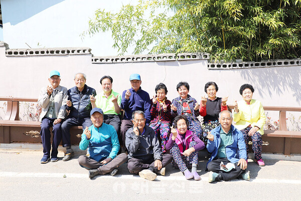 ▲지난 15일 오호마을 주민들이 한데 모여 사진을 찍었다.