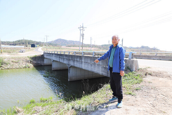 ▲민홍준 이장이 50여 년전 노두가 있었던 곳을 가리키고 있다.