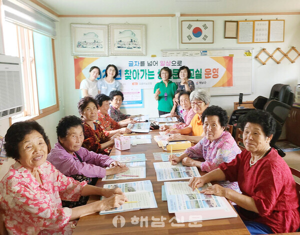 ▲꿈보배학교 문해교실에 참여한 오호마을 주민들.