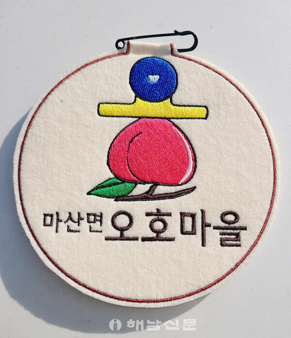 ▲오호제 저수지와 복숭아를 상징화해 만든 오호마을 로고.