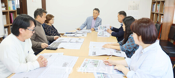 ▲해남신문 제18기 독자위원회 4월 회의가 지난 21일 본사 회의실에서 열렸다.