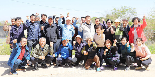 ▲지난달 25일 열린 마을잔치에서 구성마을 주민들이 단체 사진을 촬영했다.