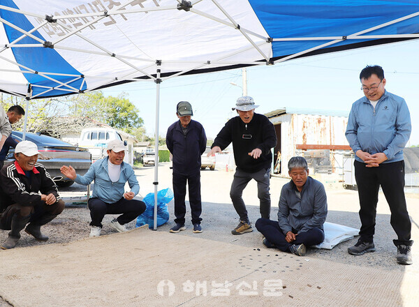 ▲구성마을 잔치에서 윷놀이판이 벌어져 흥을 더했다.