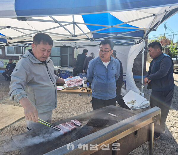 ▲김병재(사진 맨왼쪽) 이장이 주민들을 위해 삼겹살을 구웠다.