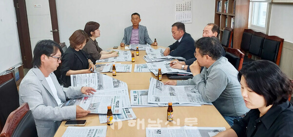 ▲해남신문 제18기 독자위원회 5월 회의가 지난 26일 본사 회의실에서 열렸다.