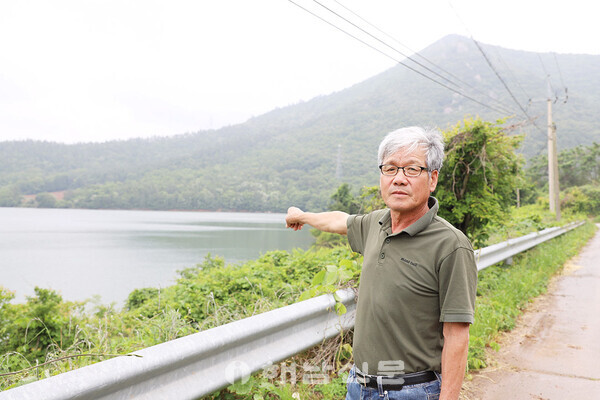 ▲김범용 이장이 과거에 갓을 만들었다는 ‘갓골’을 가리키고 있다.