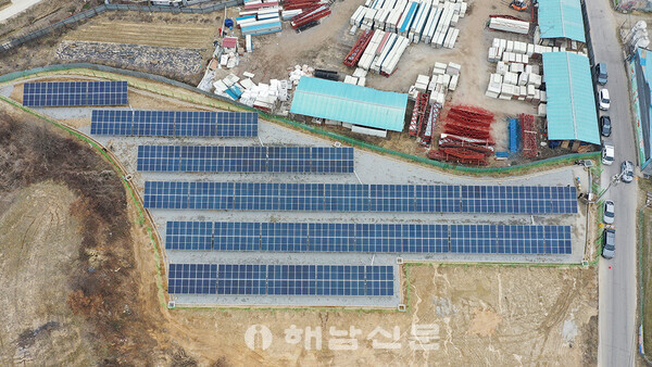 ▲경기도 에너지 기회소득 마을로 이천시 어석1리의 햇빛발전협동조합 태양광 발전설비.