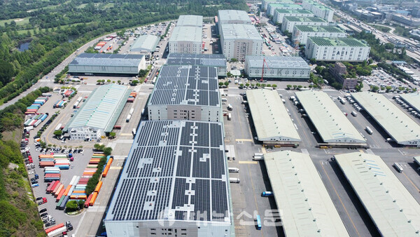 ▲군포복합물류 센터 지붕에 7.4㎿ 규모로 설치된 RE100 산업단지.