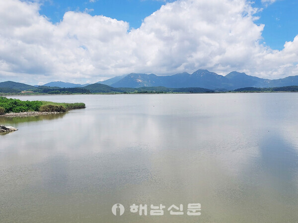 ▲수질이 갈수록 나빠져 농업용수로도 사용하지 못하는 사내호.