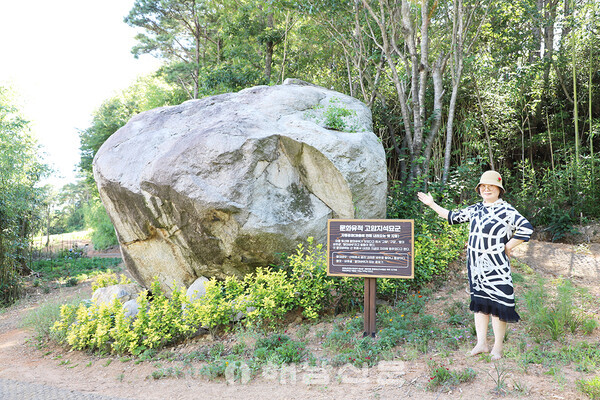 ▲맹영분 이장이 고암마을의 자랑인 ‘할미바위’를 가리키고 있다.