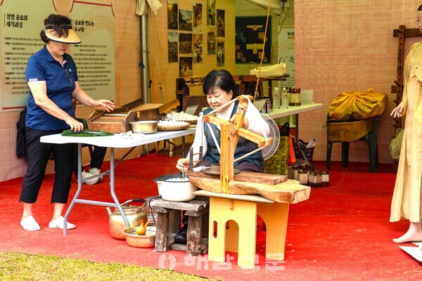 ▲전통섬유교류전에서 실 뽑기 시연이 열렸다.