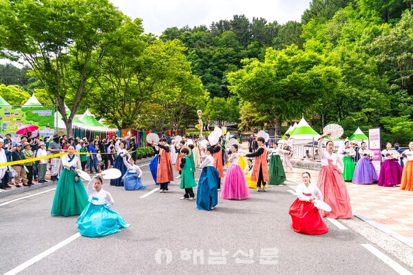 ▲저산팔읍 길쌈놀이 중 서천지역 청소년들이 참여한 공연이 펼쳐지고 있다.