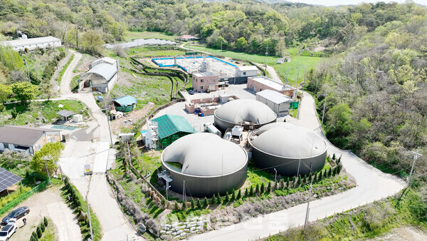 ▲홍성군 결성면 원천마을에 들어선 가축분뇨에너지자원화시설인 원천에너지전환센터. 