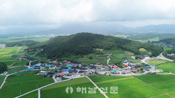 ▲드론으로 바라본 북일면 원동마을 전경. 마을 뒤편에 봉수대가 있었다는 봉태산이 있다.