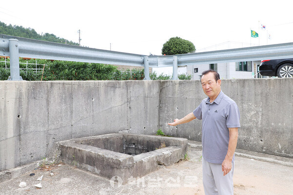 ▲전평환 이장이 원동마을의 공동우물터를 가리키고 있다.