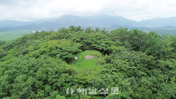 ▲조선시대 봉수대가 위치했던 봉태산 정상.