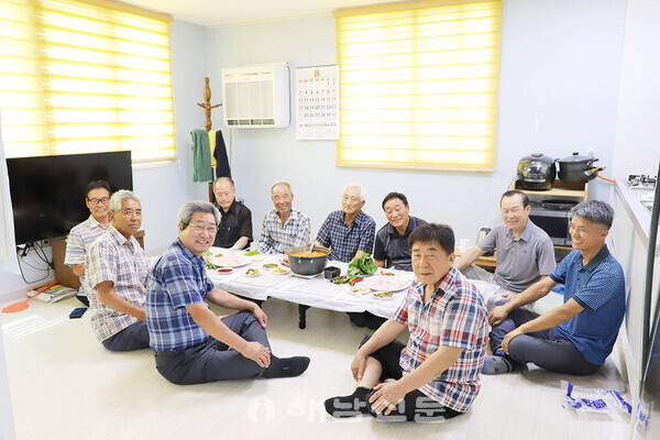 ▲지난 5일 원동마을 남성노인회관에 모인 주민들.