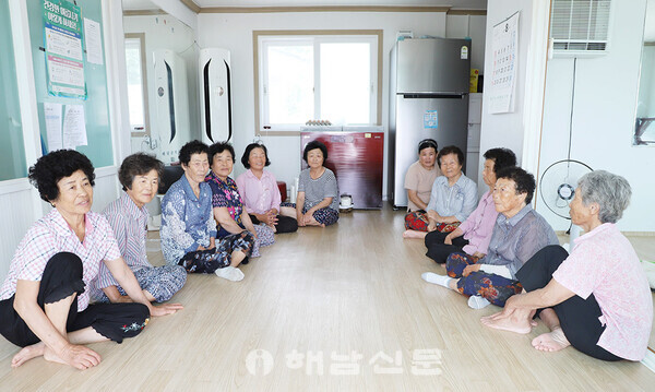 ▲지난 5일 원동마을 여성노인회관에 모인 주민들.