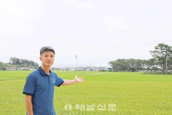 ▲홍문기 씨가 마을 앞 김 건조장이 있었던 곳을 알려 주고 있다.