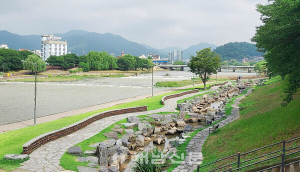 ▲순천 도심을 가로지르는 동천의 모습.