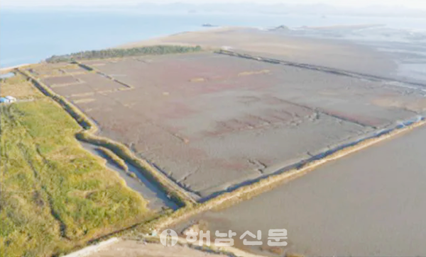 ▲갯벌로 복원되기 전 폐염전.(서천군 제공)