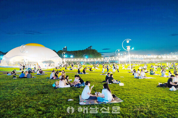 ▲넓은 잔디광장이 있는 에그돔 주변은 조용히 축제를 즐기려는 방문객들이 주로 찾고 있다.