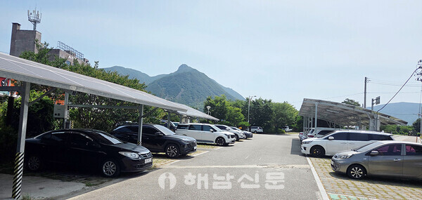 ▲거창군 가조면 커뮤니티센터 주차장에 태양광 발전시설이 설치돼 있다.